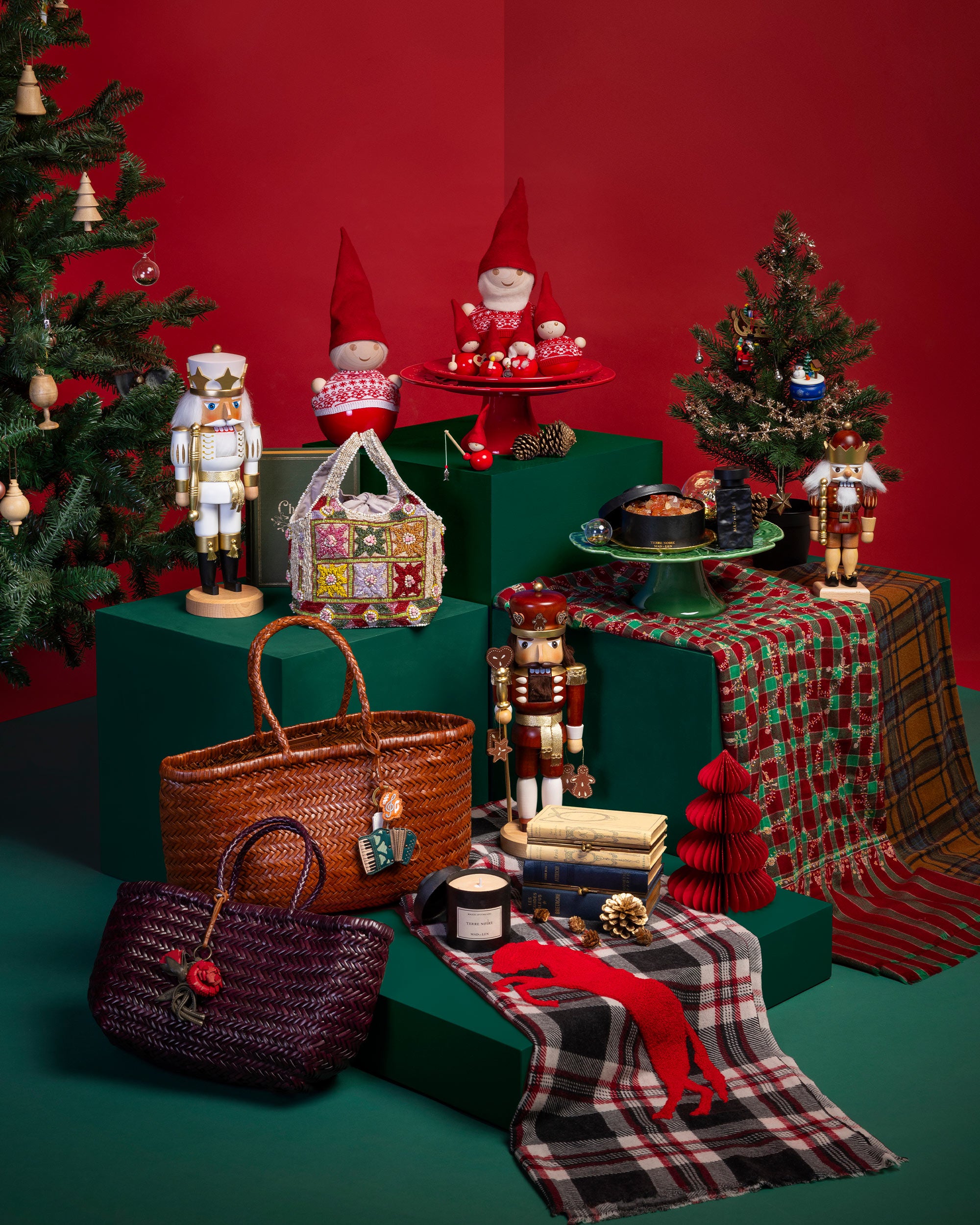 ULBRICHT NC King Small Natural/Gold Ornament