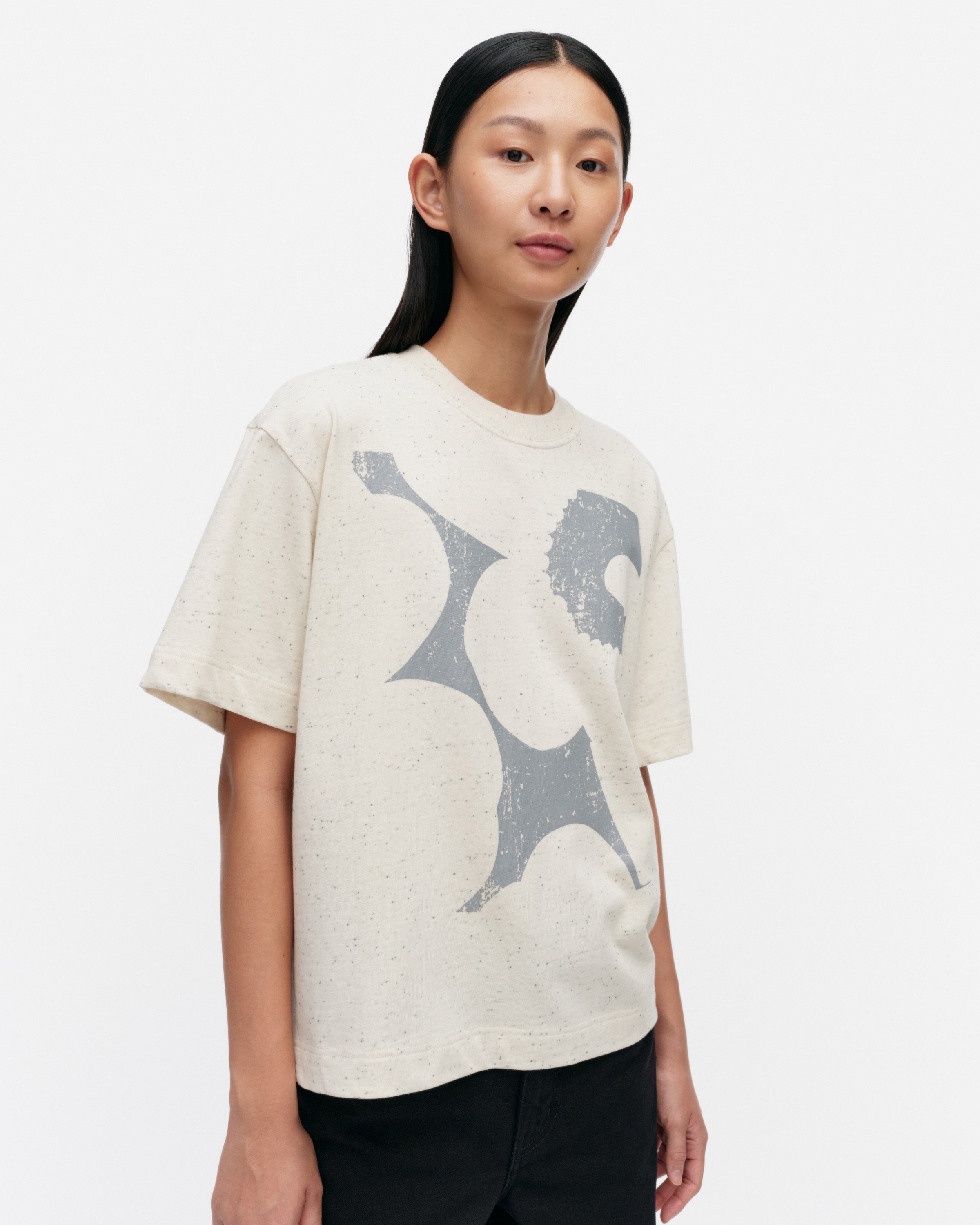 marimekko - Veisto Unikko Placement Tシャツ Veisto Unikko Placement Tシャツ | Maija Isola | Marimekko