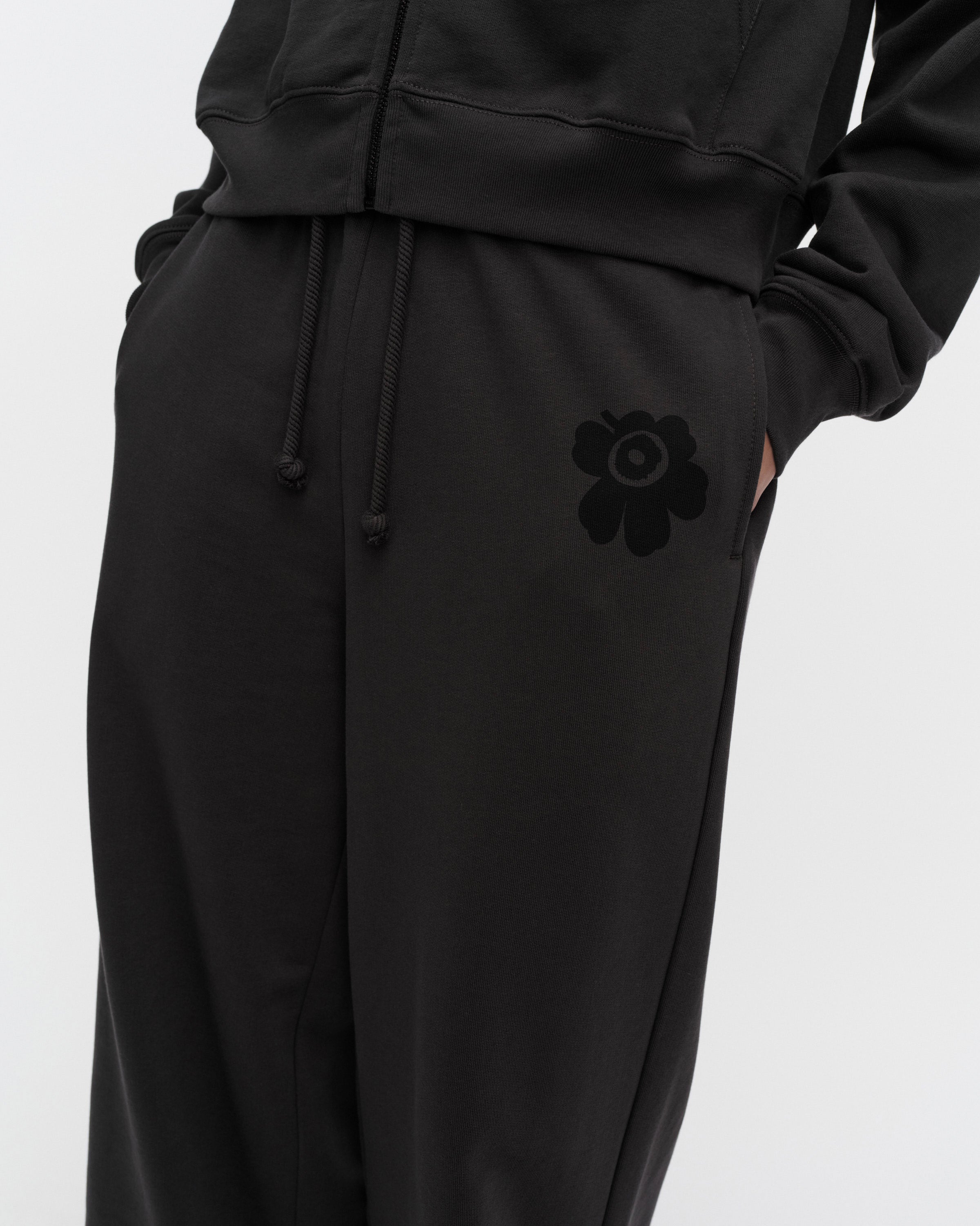 Naturaali Unikko Placement Kioski Sweatpants